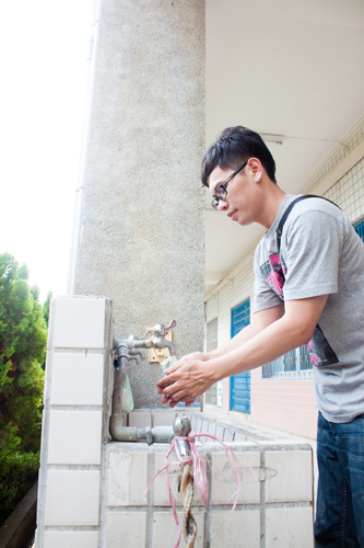 示範如何正確洗手... 示範如何正確洗手...