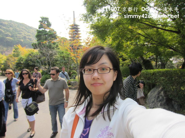 我(3) -- 後面有八幡塔.jpg