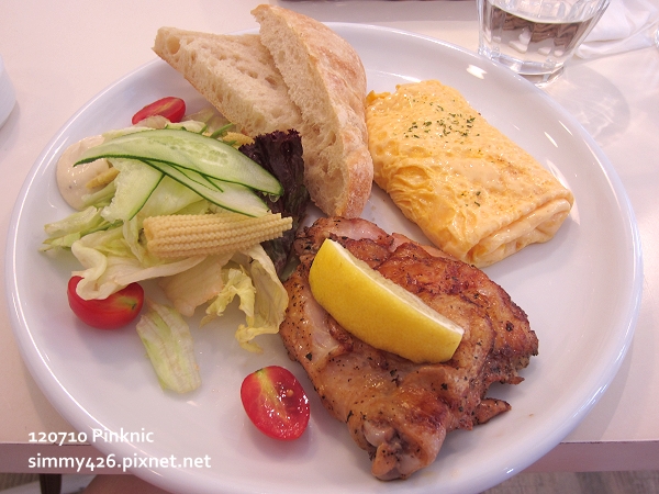 《Pinknic》Brunch - 陽光香料雞腿排 + 起司蛋捲(1) 《Pinknic》Brunch - 陽光香料雞腿排 + 起司蛋捲(1)