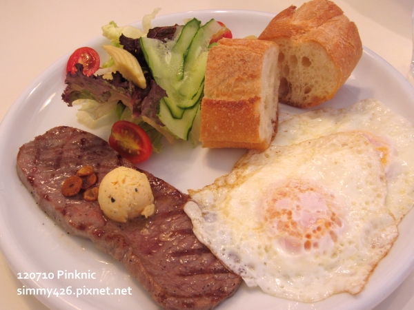 《Pinknic》Brunch - 蒜味奶油牛排 + 七分熟太陽蛋(1) 《Pinknic》Brunch - 蒜味奶油牛排 + 七分熟太陽蛋(1)