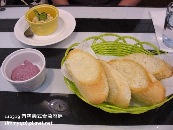 馬鈴薯沙拉 & 法國麵包 & 藍莓抹醬