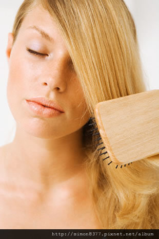 pic_of_hair_brushing.jpg pic_of_hair_brushing.jpg