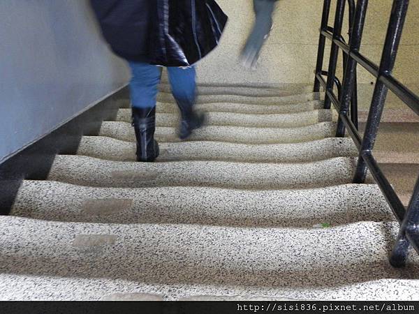 房舍內的階梯 - 階梯的凹痕明顯刻劃出眾多德國納粹、猶太人、以及現今觀光客走過的痕跡… 房舍內的階梯 - 階梯的凹痕明顯刻劃出眾多德國納粹、猶太人、以及現今觀光客走過的痕跡…