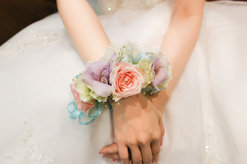 搭白紗或藍色禮服都好適合的新娘手腕花│Vera婚宴 - 新秘Yuki, 新娘秘書, 台北新秘, 高雄新秘, 新秘彩妝造型, 白色夢幻新秘Yuki, 婚禮婚紗造型, 自助婚紗造型, 婚紗造型, 新娘彩妝造型, 婚禮彩妝造型, 婚紗造型, 自然風格造型, 花草風新秘造型, 花藝設計, 新娘捧花, 新娘飾品, 婚紗飾品, 婚紗捧花 1382089897-3532249133 - 新秘Yuki, 新娘秘書, 台北新秘, 高雄新秘, 新秘彩妝造型, 白色夢幻新秘Yuki, 婚禮婚紗造型, 自助婚紗造型, 婚紗造型, 新娘彩妝造型, 婚禮彩妝造型, 婚紗造型, 自然風格造型, 花草風新秘造型, 花藝設計, 新娘捧花, 新娘飾品, 婚紗飾品, 婚紗捧花