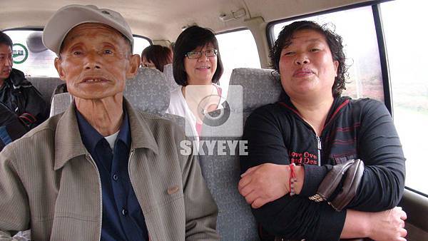 陳遠寬伯伯與身旁這位是幫他跟長天團隊聯繫的好鄰居