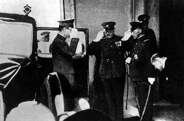 01.溥儀需定期拜訪關東軍司令官，以表忠誠。