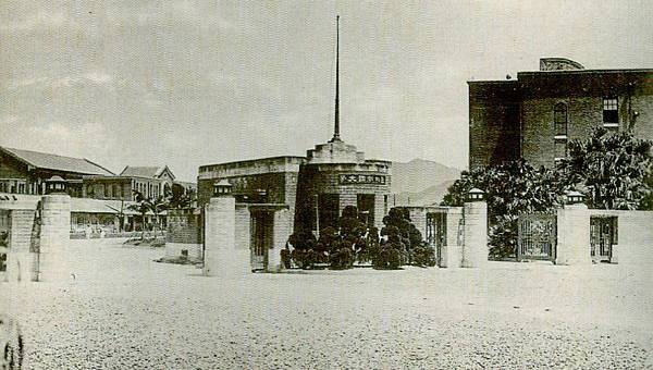 01.1936年台灣唯一培養醫生的學校「台北帝國大學醫學部」（今台大醫學院校區），聚集了台灣最頂尖的社會菁英。