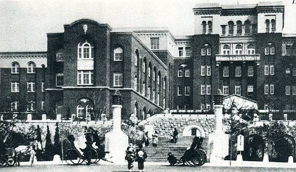 01.謝秋涫年輕時曾活躍於滿鐵大連病院，但當滿洲國的傀儡政權成立後，在東北經歷大清、北洋政府政權交替的謝秋涫，內心十分複雜。