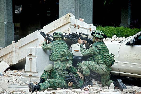 《新兵正傳》開場10分鐘的戰爭場面浩大,這場戲更是為新加坡電影有史以來最浩蕩的戰爭大場面!將當地最繁華的金融區夷為平地 《新兵正傳》開場10分鐘的戰爭場面浩大,這場戲更是為新加坡電影有史以來最浩蕩的戰爭大場面!將當地最繁華的金融區夷為平地