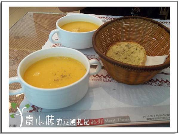 歐廷 南瓜濃湯與麵包台中 素食 蔬食.jpg 歐廷 南瓜濃湯與麵包台中 素食 蔬食.jpg