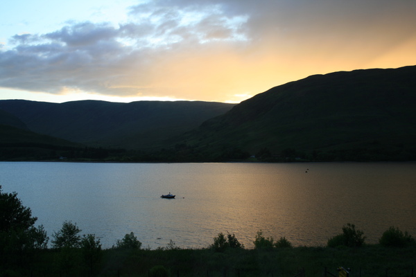 從B&B窗內拍夕陽, 其實已經11點多了