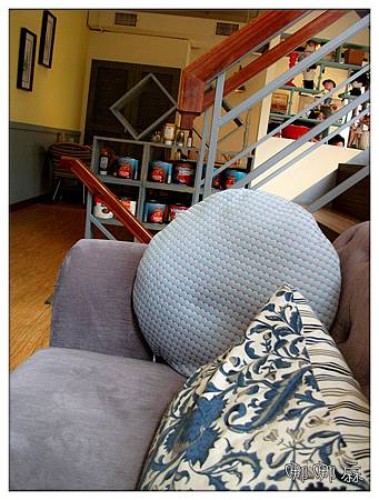 坐沙發上 坐沙發上