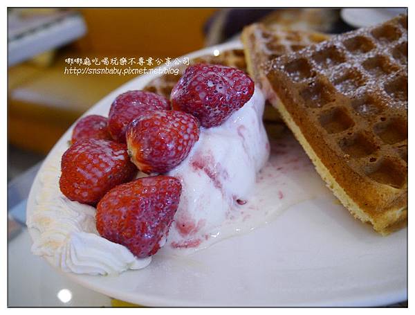 草莓冰淇淋 草莓冰淇淋