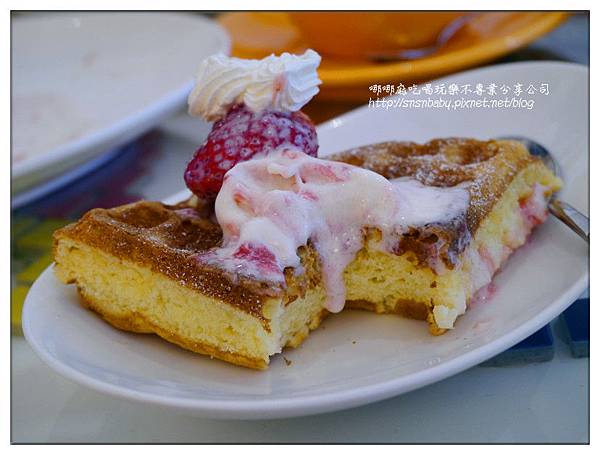 草莓咬一口 草莓咬一口