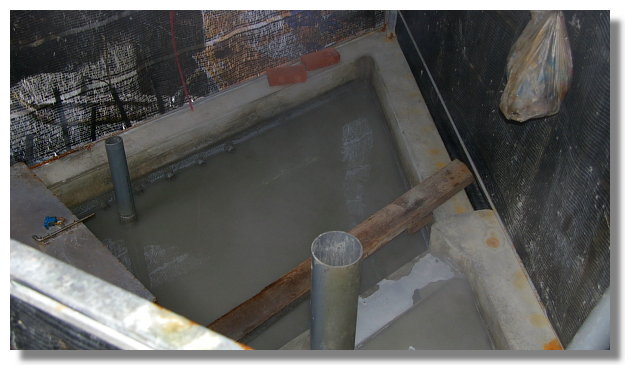 台南關子嶺溫泉火王爺廟前路基下方的泉源 台南關子嶺溫泉火王爺廟前路基下方的泉源