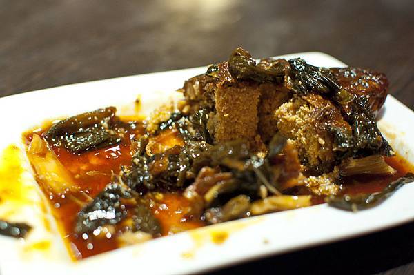 燒滷入味的蔥燒鯽魚,瞧這飽滿魚卵,美味呀。 溢香園 燒滷入味的蔥燒鯽魚,瞧這飽滿魚卵,美味呀。