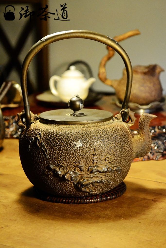 夢工房】亀文堂 造「家戊」款 楼閣山水 盛上地紋 波千鳥