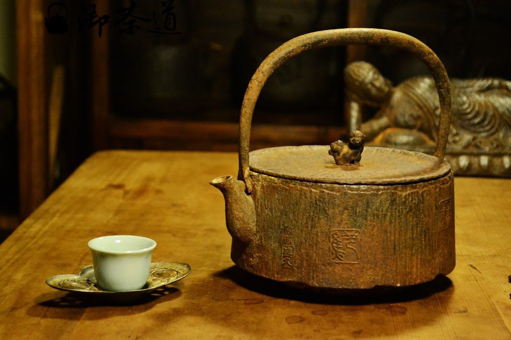 十三代鈴木繁吉盛久廣口型垂尾獅鈕老鐵壺(無形文化財紀錄保持者人間