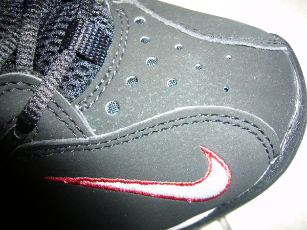 鞋頭的 Nike logo