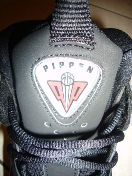 鞋舌也有 Pippen的Logo