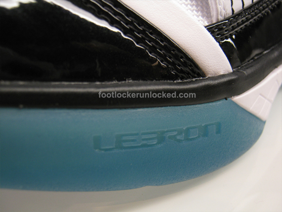 Nike Zoom Soldier 3 (III) 白 - 黑 - 藍底 05.jpg
