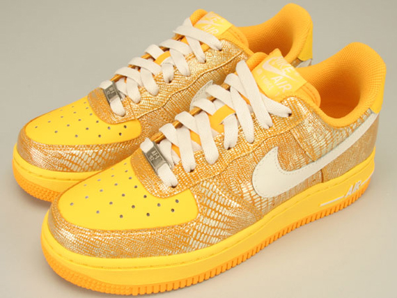 Nike WMNS Air Force 1 Low - 鵝黃 - 金 01.jpg