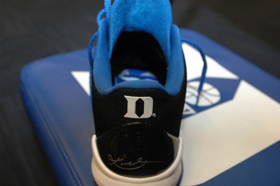 Nike Zoom Kobe V (5) – Duke Blue Devils PE 01.jpg