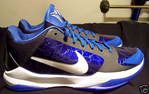 Nike Zoom Kobe V (5) – Duke Blue Devils PE 04.jpg