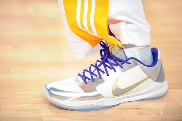 Zoom Kobe V iD by Kid Hollywood 07.jpg