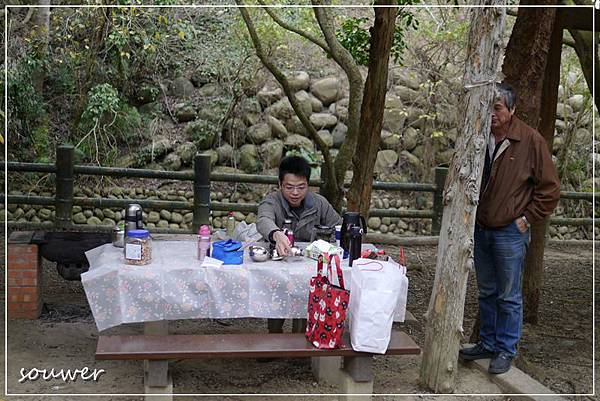 P1210091媽媽給的桌巾(本來要當野餐墊)完全派上用場.JPG P1210091媽媽給的桌巾(本來要當野餐墊)完全派上用場.JPG