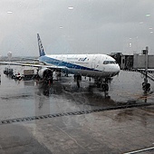 ２０１５．４．１１出發日上午八點多　桃園機場下雨