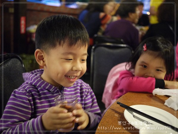 【台中霧峰食記】提前慶祝母親節,歡樂餵祭五臟廟在「霖記甕缸雞 【台中霧峰食記】提前慶祝母親節,歡樂餵祭五臟廟在「霖記甕缸雞