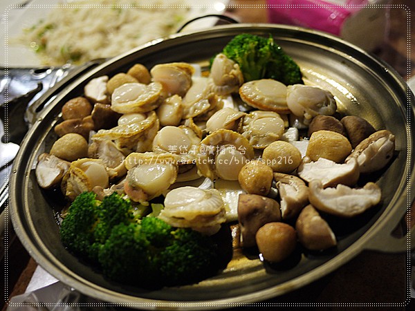 【台中霧峰食記】提前慶祝母親節,歡樂餵祭五臟廟在「霖記甕缸雞