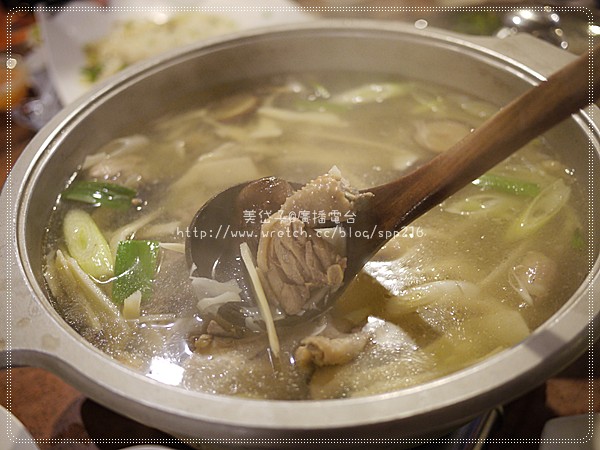 【台中霧峰食記】提前慶祝母親節,歡樂餵祭五臟廟在「霖記甕缸雞 【台中霧峰食記】提前慶祝母親節,歡樂餵祭五臟廟在「霖記甕缸雞