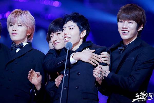 131122 The Show Must Go On 03