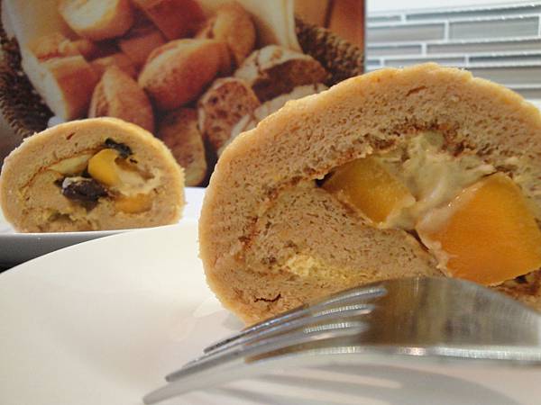 雖然捲得很醜但味道還不錯的芒果瑞士捲