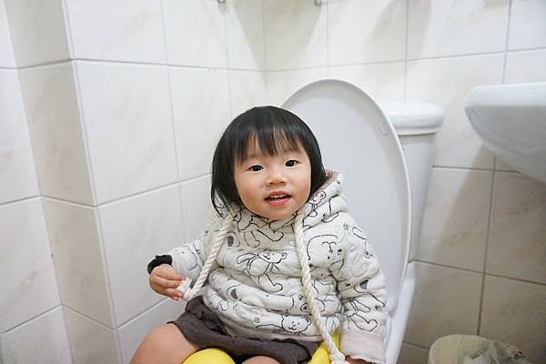 小晴晴(2y8m)戒尿布.我会在马桶上厕所