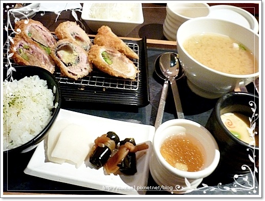 我和惠玲點的"山藥蘆筍+海苔培根起司豬排" 我和惠玲點的"山藥蘆筍+海苔培根起司豬排"