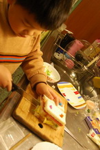 11-02-01 睿睿第一次做三明治