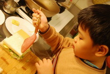 11-02-01 睿睿第一次做三明治