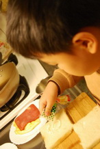 11-02-01 睿睿第一次做三明治