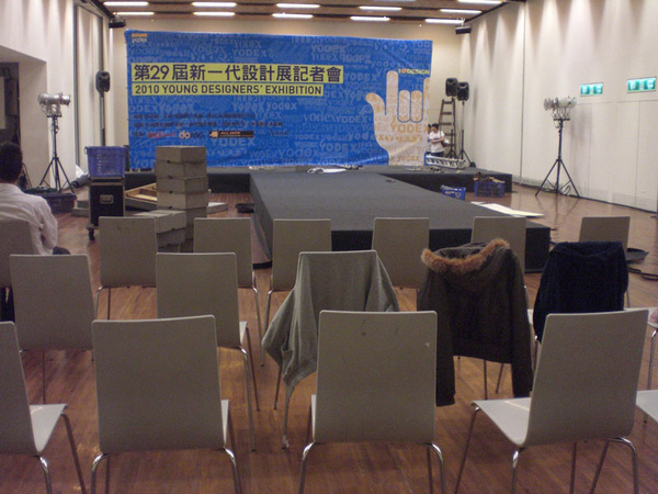 舞台佈置中 舞台佈置中