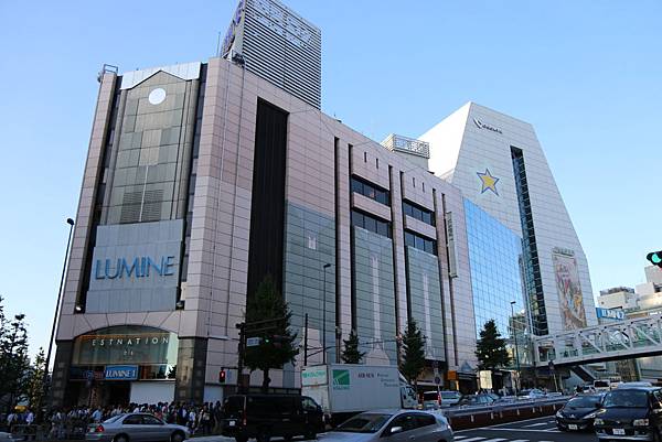 飯店離LUMINE 1很近