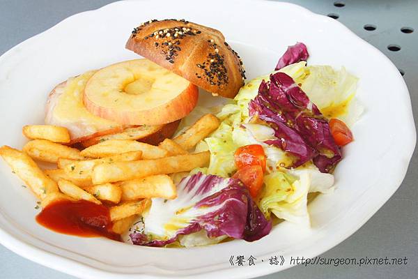 《台南》巴黎波波 輕食館 麵包餐 三角吐司 (18) 《台南》巴黎波波 輕食館 麵包餐 三角吐司 (18)