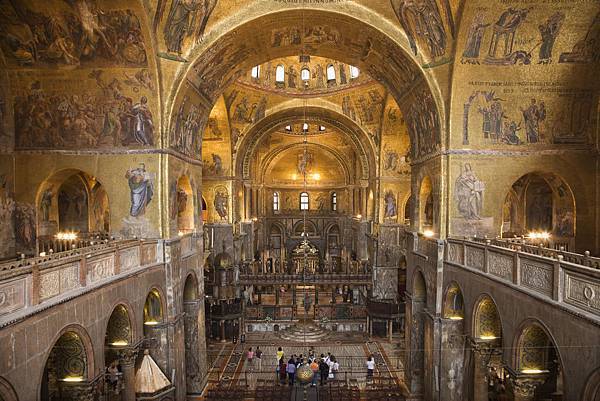 interior-of-cathedral-at-st-marks-basilica
