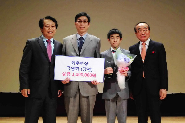右為大會主席金漢吉,左為Guro 市長李星 中為楊亮俞及爸爸楊榮凱 右為大會主席金漢吉,左為Guro 市長李星 中為楊亮俞及爸爸楊榮凱