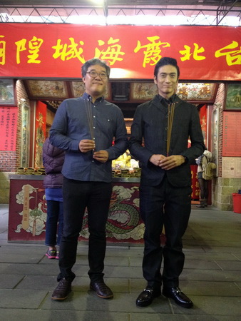《上帝的男高音》導演金相滿、男主角伊勢谷友介來去台北霞海城隍廟求好運