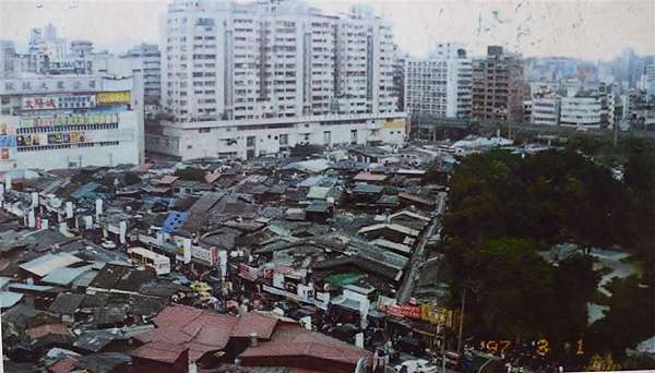 戰後至改建為公園前，墓園被違章建築霸占的樣貌。（取自五重溪畔閒筆網頁）