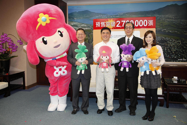第2波預售票已經開始，臺北市長郝龍斌（左二）、花博總製作人丁錫鏞（右二）等，歡迎大家踴躍購買參與花博