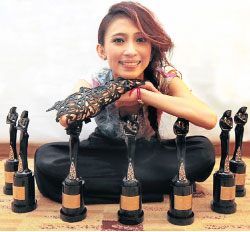 戴佩妮奪得2010娛協獎8項大獎成為最大贏家_1